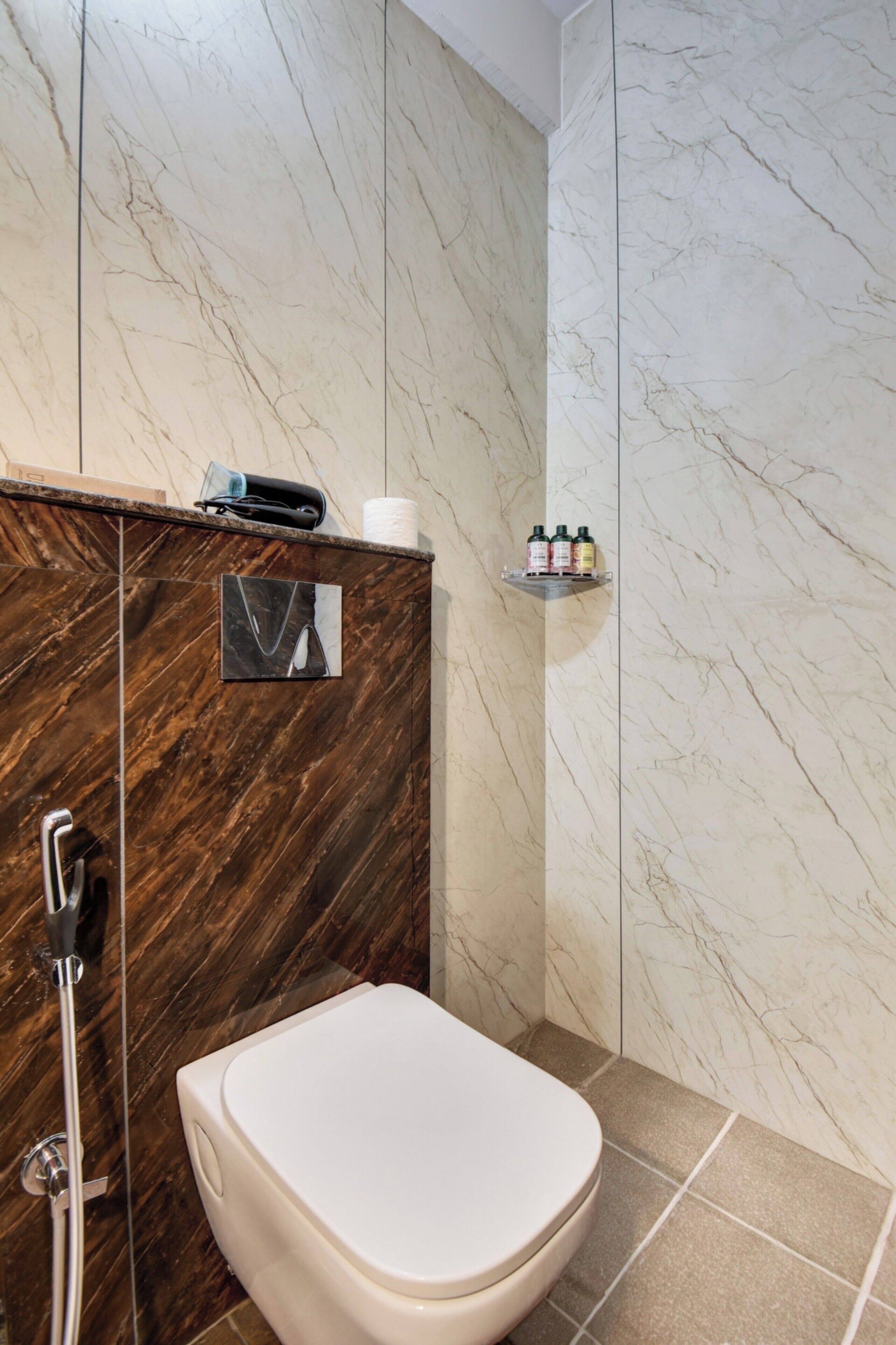 Deluxe Room | Bathroom | Shower, free toiletries, towels, soap