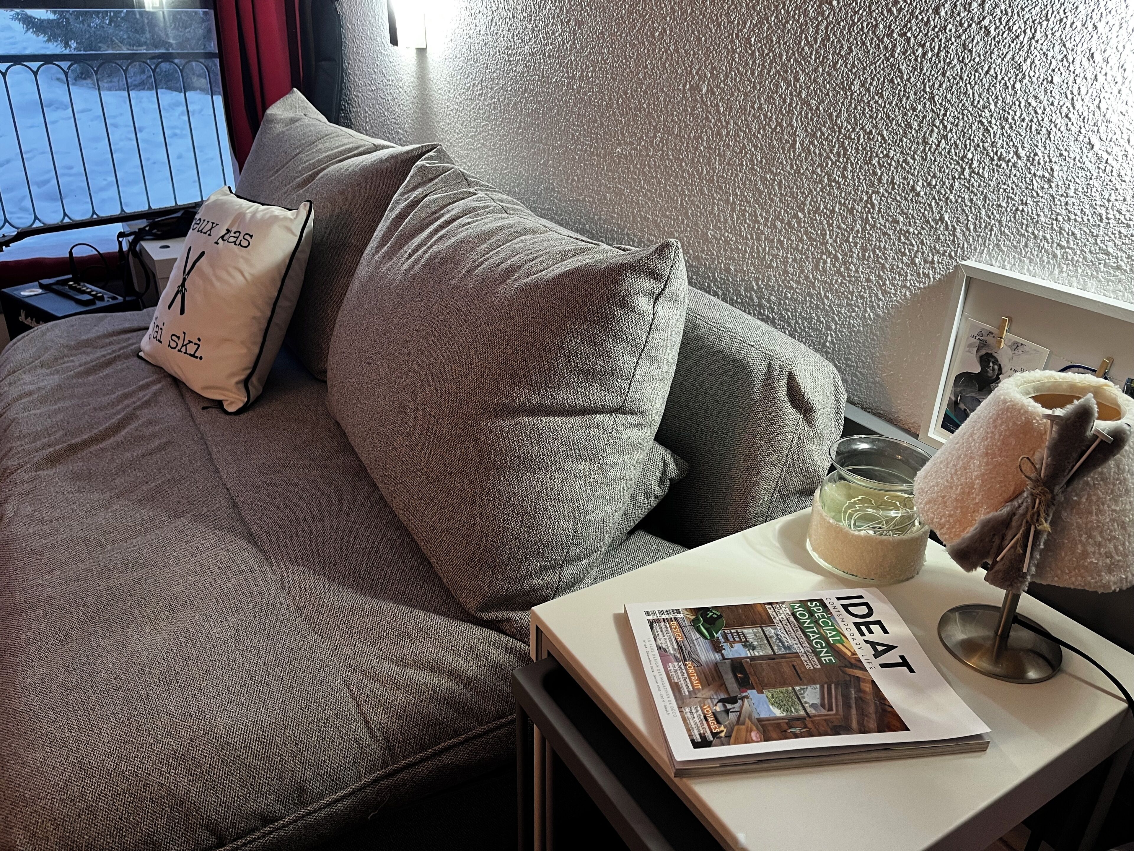 1 habitación y tabla de planchar con plancha 