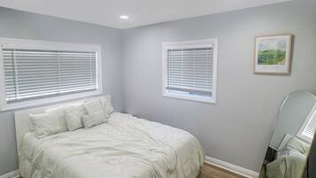 3 bedrooms, iron/ironing board, WiFi, bed sheets