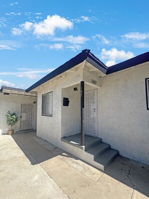 Exterior - Beautiful & modern 3-bedroom home in Compton CA, with a great outdoor space. (Compton)