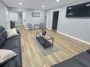 Smart TV - Beautiful & modern 3-bedroom home in Compton CA, with a great outdoor space. (Compton)