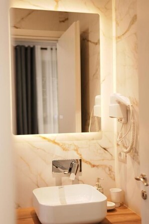 Chambre Double ou avec lits jumeaux, balcon | Salle de bain
