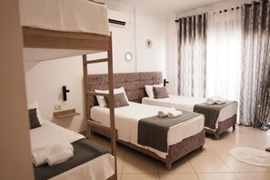 Chambre Familiale, balcon, vue partielle sur la mer