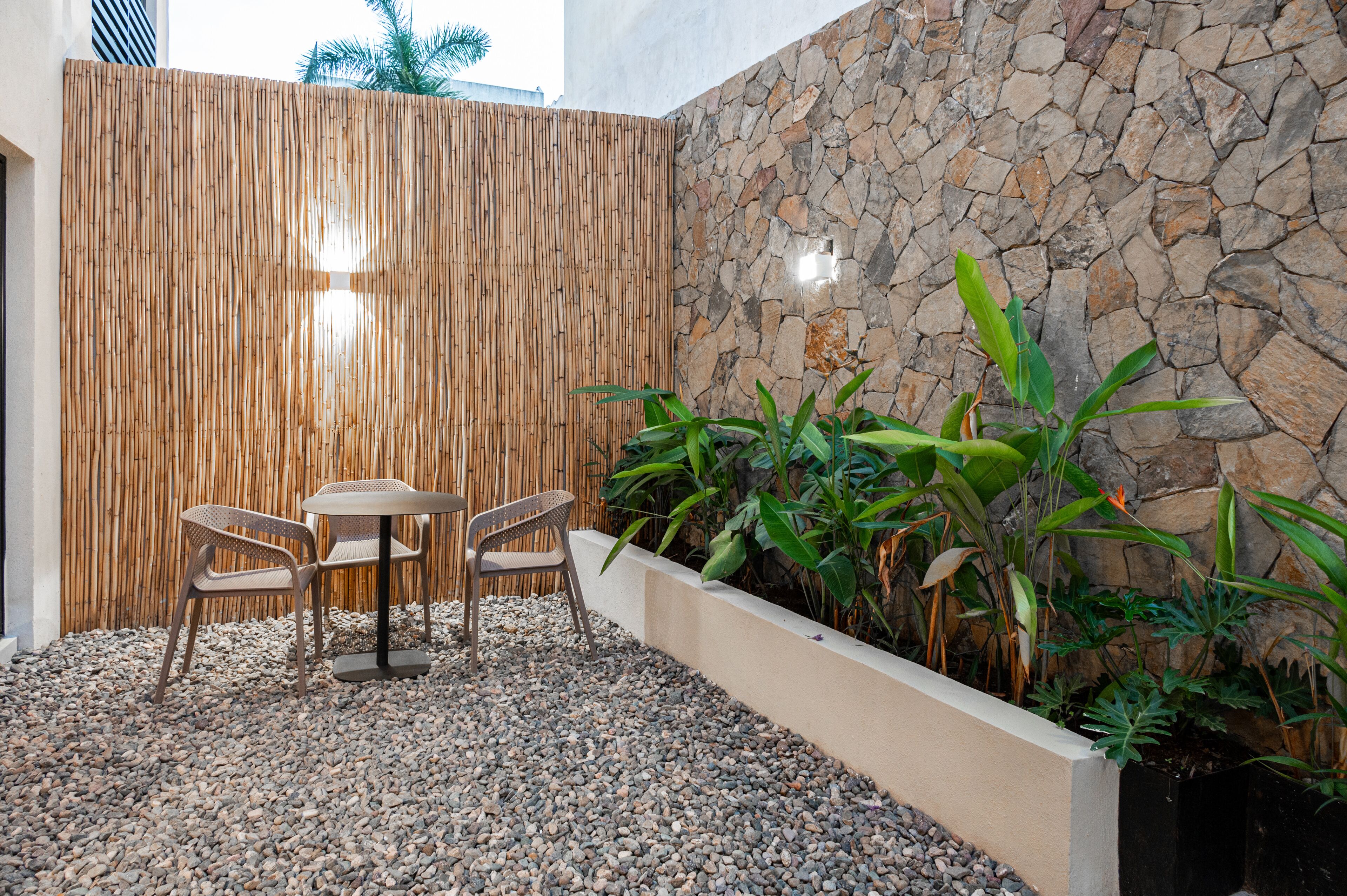 Deluxe Suite, Courtyard View | Outdoor dining