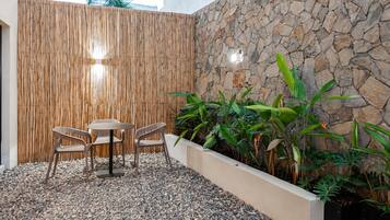 Deluxe Suite, Courtyard View | Outdoor dining
