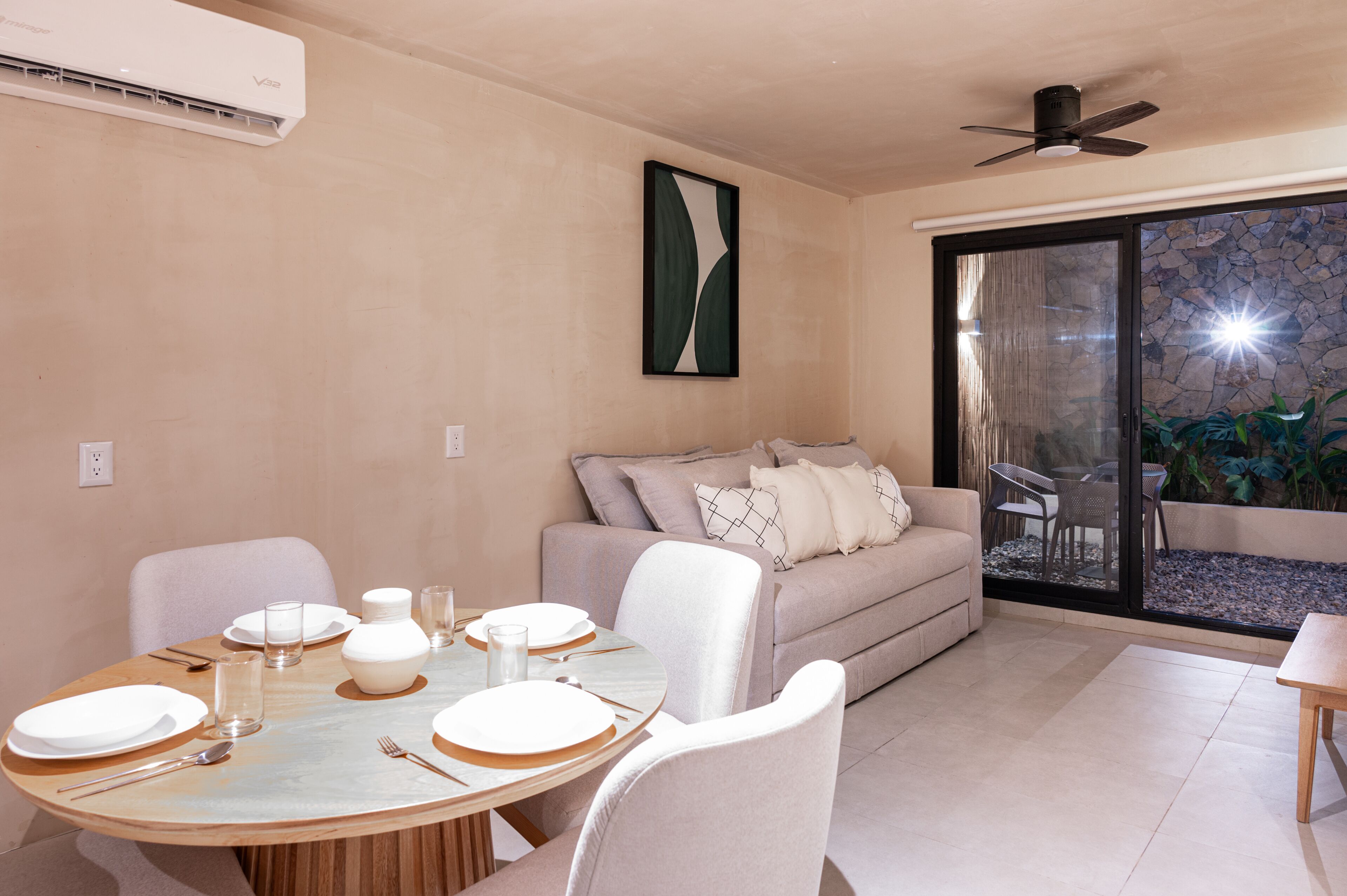 Deluxe Suite, Courtyard View | Interior