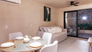 Deluxe Suite, Courtyard View | Interior