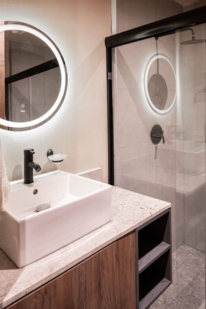 Premium Studio Suite Courtyard view 104 | Bathroom | Shower, hair dryer, towels, soap