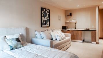 Laptop workspace, blackout drapes, iron/ironing board, free WiFi