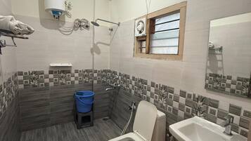 Deluxe Room, Air conditioning | Bathroom | Shower, towels, soap, shampoo