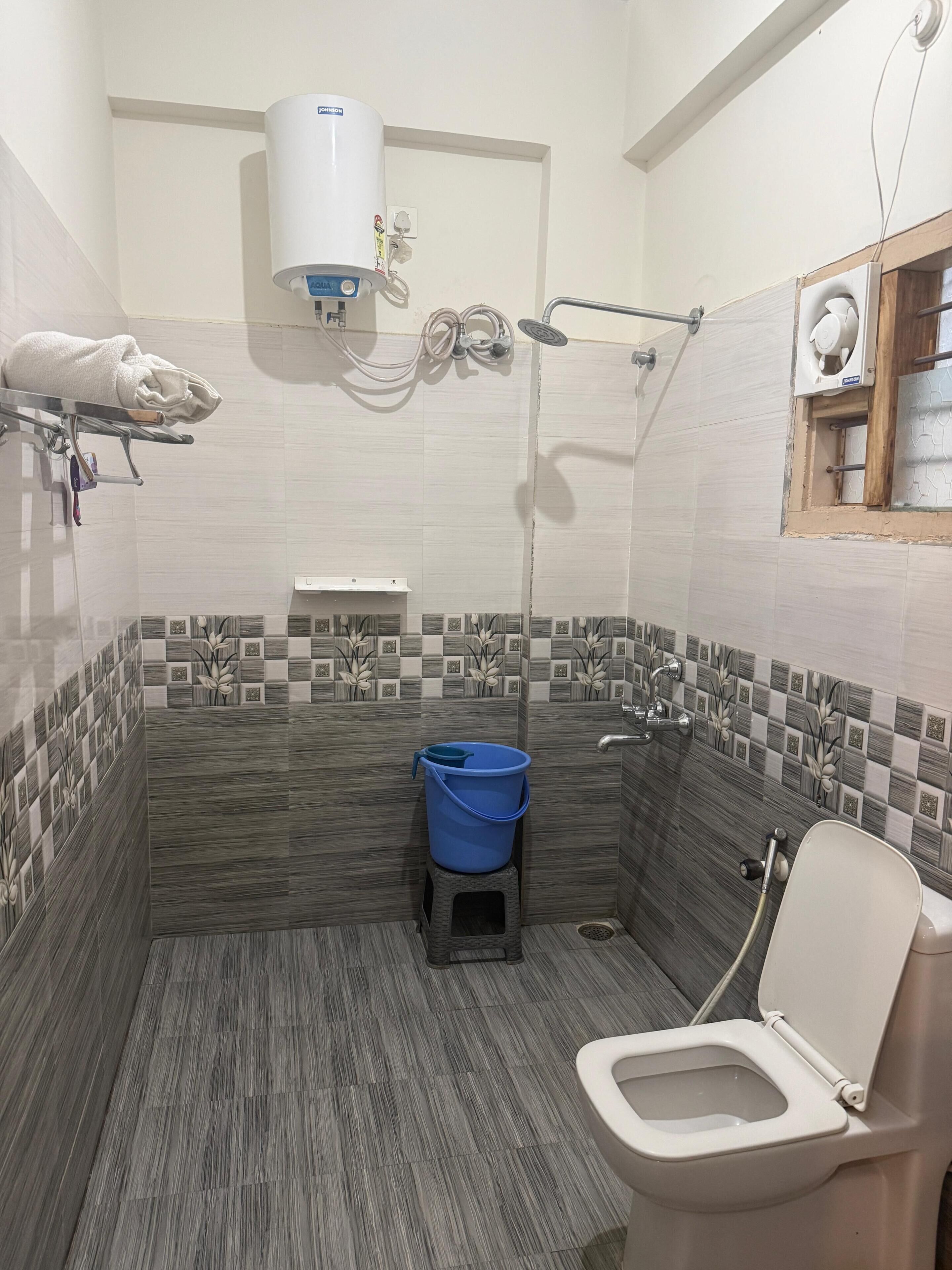 Deluxe Room | Bathroom | Shower, towels, soap, shampoo
