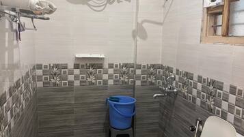 Deluxe Room | Bathroom | Shower, towels, soap, shampoo