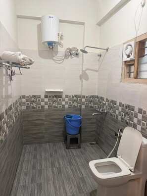 Deluxe Room | Bathroom | Shower, towels, soap, shampoo