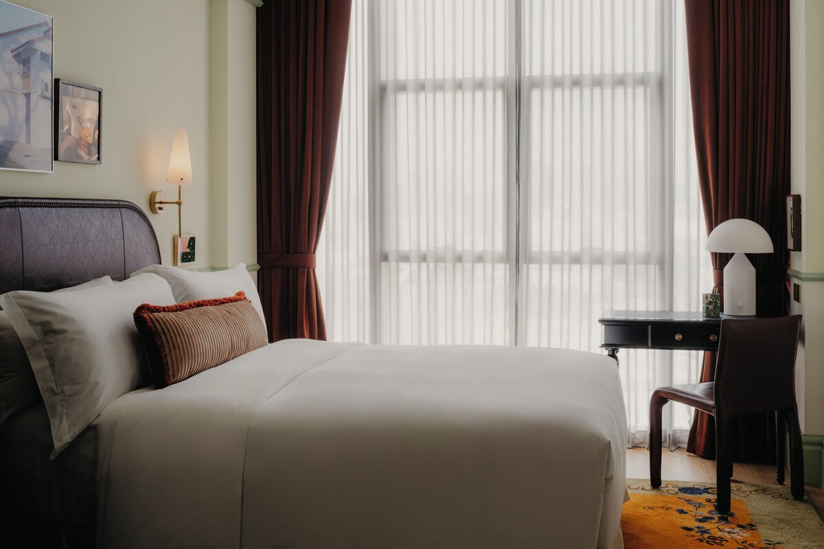 Chambre classique, 1 grand lit | Literie de qualité, couette en duvet, lit avec matelas à plateau-coussin