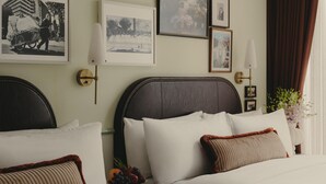 Grand Room, 2 Queen Beds - NoMad Hilton Singapore (Singapore)