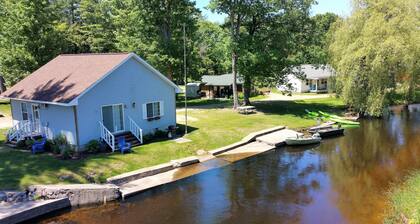 2-bedroom Riverside Cottage with Cozy Vibes