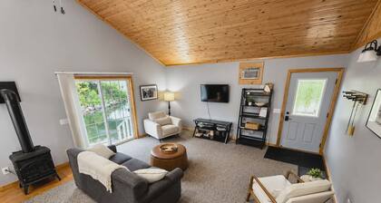 2-bedroom Riverside Cottage with Cozy Vibes