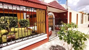 A house with a red roof, a gated entrance, and a small garden. - Casa Balfré - Traditional Home in Mérida (Mérida)