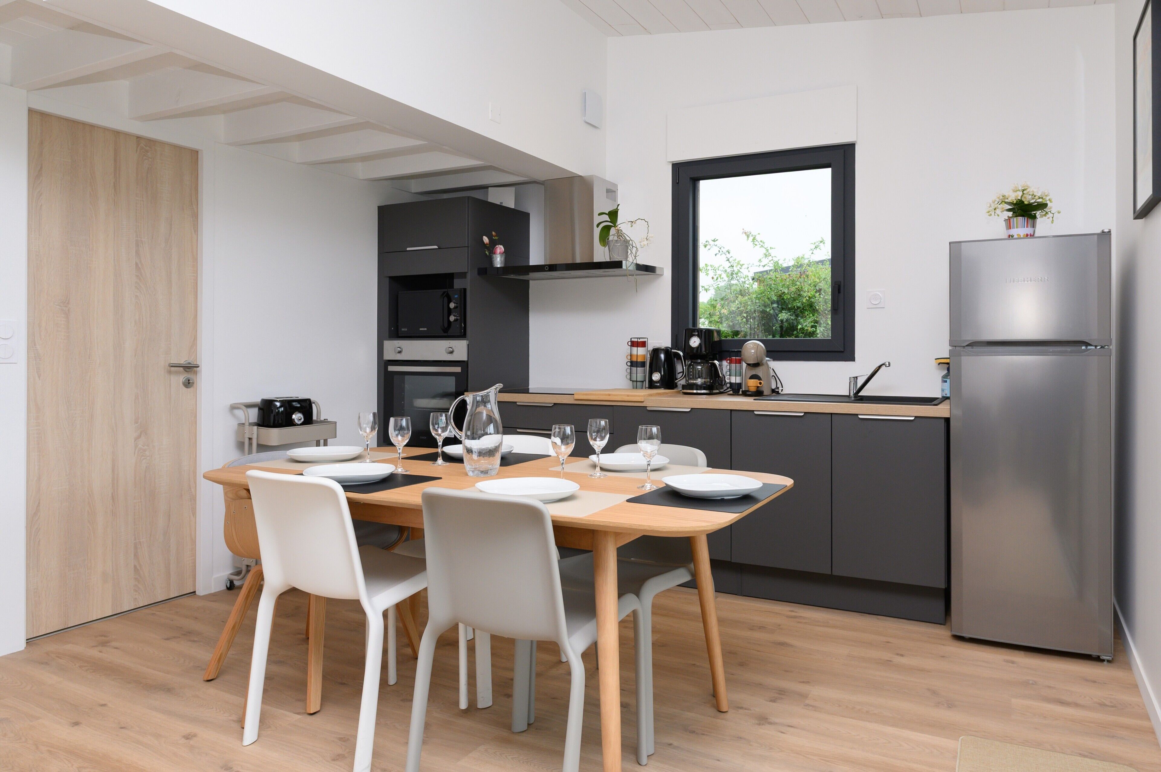 Réfrigérateur, four à micro-ondes, un four, surface de cuisson