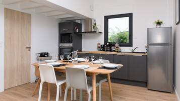 Réfrigérateur, four à micro-ondes, un four, surface de cuisson