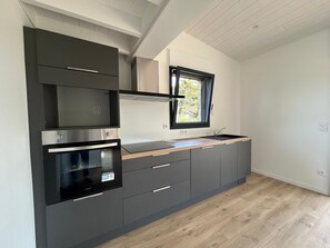 Fridge, microwave, oven, stovetop - Er Lannic, 600 m from beach, parking, Wi-Fi, terrace & private garden (Sarzeau)