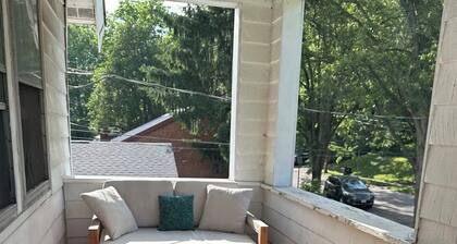 Cheerful & Cozy 4BR Historic Home Near Downtown Cincinnati affordable for groups