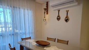 Apartamento premium, banheira de hidromassagem, vista para a praia | Sala de jantar