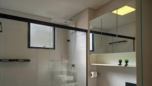 Premium Apartment, Jetted Tub, Beach View | Bathroom