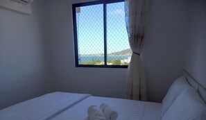 Apartamento premium, banheira de hidromassagem, vista para a praia | Roupas de cama premium, individualmente decorados