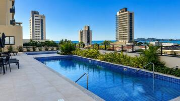 Apartamento premium, banheira de hidromassagem, vista para a praia | Piscina | Piscina externa
