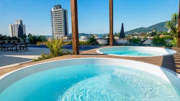 Apartamento premium, banheira de hidromassagem, vista para a praia | Hidromassagem externa