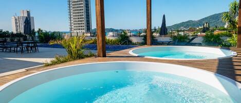 Departamento Premium, hidromasaje, vista a la playa | Tina de hidromasaje al aire libre