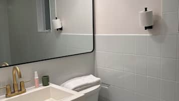 Serviettes fournies, savon, papier toilette
