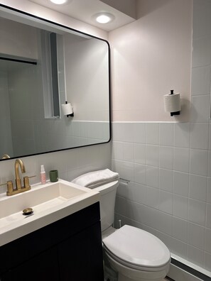 Toallas, jabón, papel de baño 