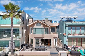 A modern two-story house with a pool, outdoor seating, and a view of the ocean. - 4207 Seashore Beachfront Oasis Rooftop and Firepit, Sleep 12 (Newport Beach)