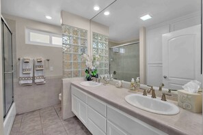 Shower, hair dryer, towels, shampoo - 4207 Seashore Drive | Rooftop Deck, Sleeps 12 (Newport Beach)