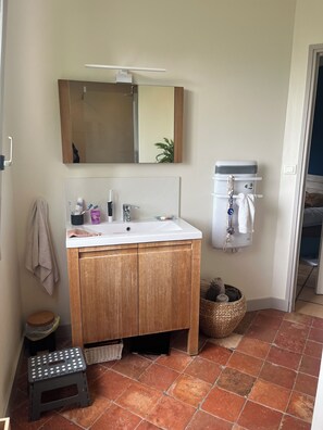 Douche, sèche-cheveux, serviettes fournies, savon