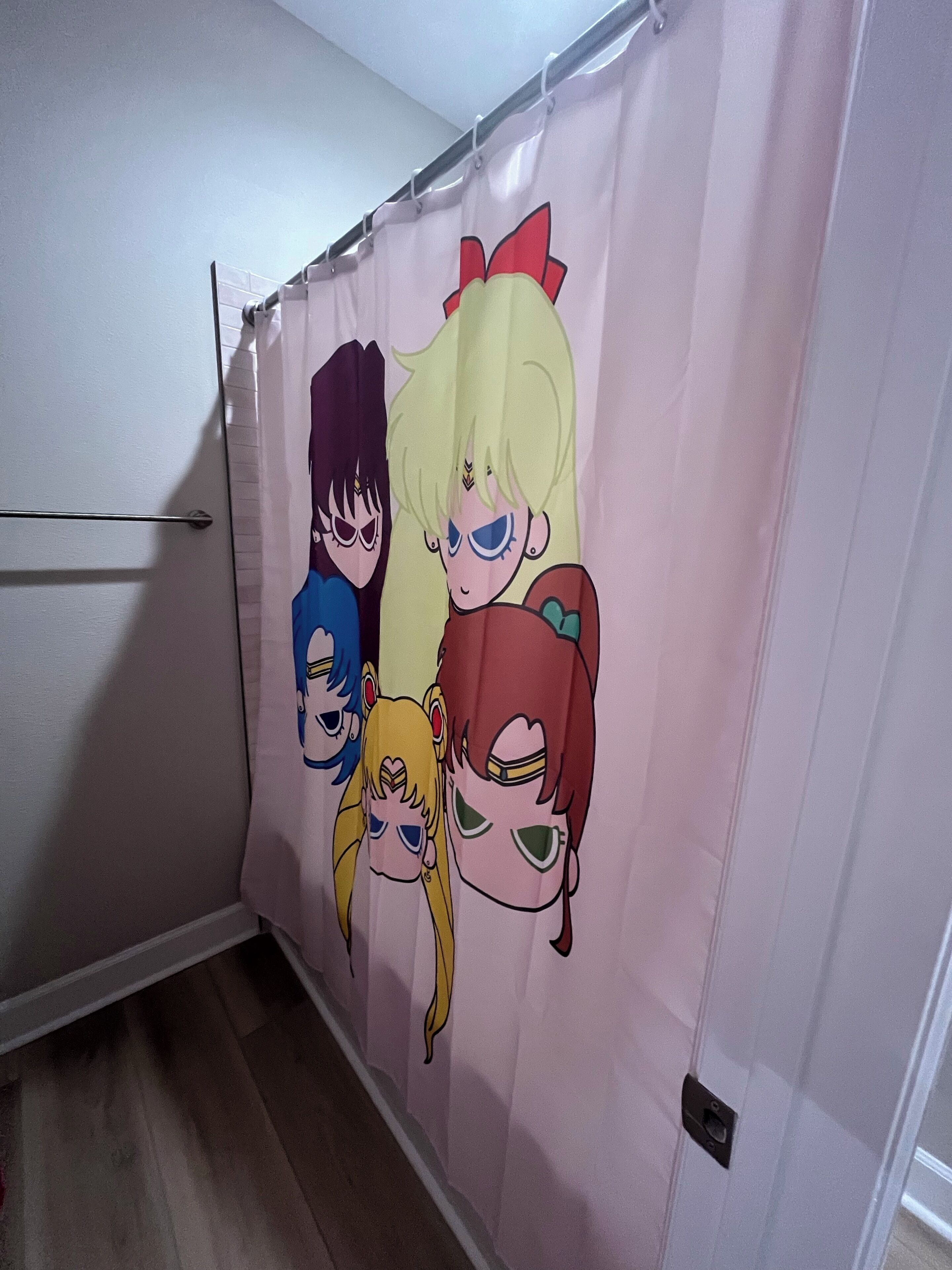 Eine Duschvorhang mit Anime-Figuren.