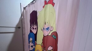 Eine Duschvorhang mit Anime-Figuren.