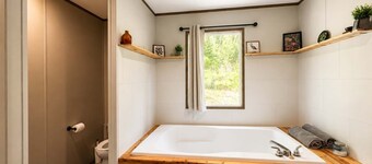 Pet Friendly - Private | Fire Pit & WiFi | RRG
