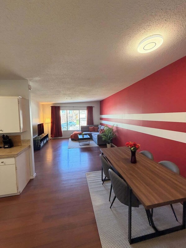 Interior - Cozy 2BR Near Zoo, Downtown & Max Bell (Calgary)
