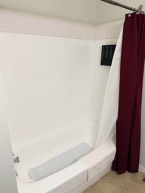 Bathroom - Cozy 2BR Near Zoo, Downtown & Max Bell (Calgary)