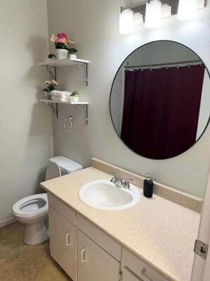 Bathroom - Cozy 2BR Near Zoo, Downtown & Max Bell (Calgary)