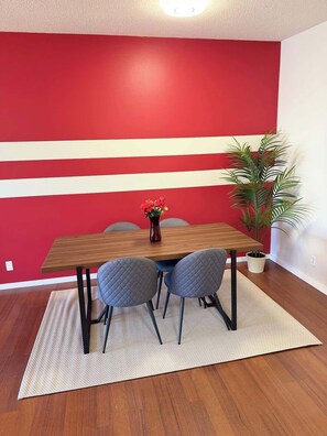 Dining - Cozy 2BR Near Zoo, Downtown & Max Bell (Calgary)