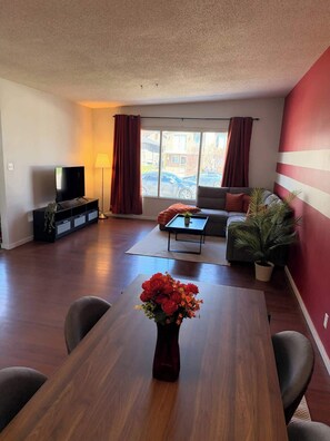 Living area - Cozy 2BR Near Zoo, Downtown & Max Bell (Calgary)