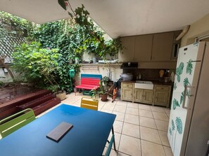Outdoor dining - Vrbo Property (Paris)