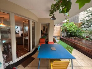 Outdoor dining - Vrbo Property (Paris)
