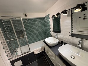 Shower, hair dryer, towels, soap - Vrbo Property (Paris)