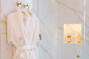 Habitación Deluxe doble, vistas al jardín | Baño | Secador de pelo, albornoces, jabón y champú
