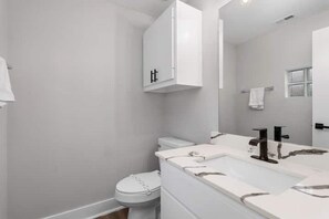 Hair dryer, towels, soap, toilet paper - Gated, Modern & Spacious 3 BR House - 5 min drive to NRG Stadium - WiFi, Laundry (Houston)